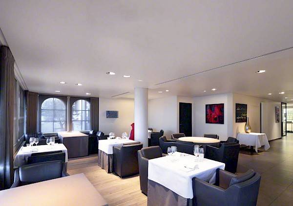 spanplafond met akoestische perforaties in restaurant 