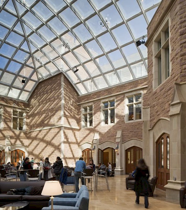 CLVR silent acoustics - transparante akoestisch absorberende oplossing in atrium